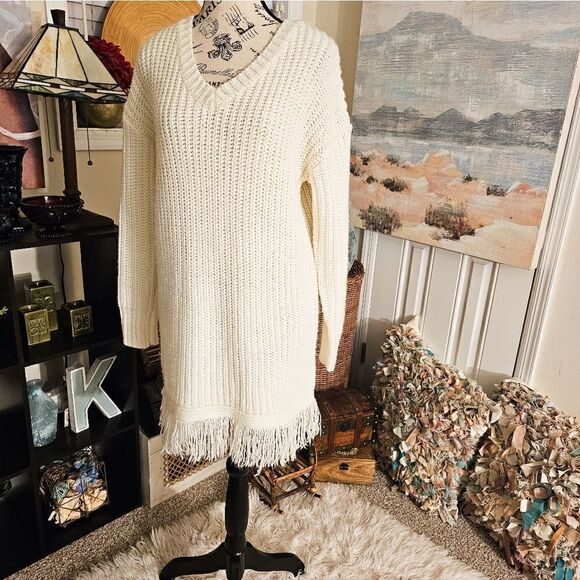 Acoa V- Neck Fringe Detail Acrylic, Chunky Stylish  Knitted Sweater. - Picture 12 of 13